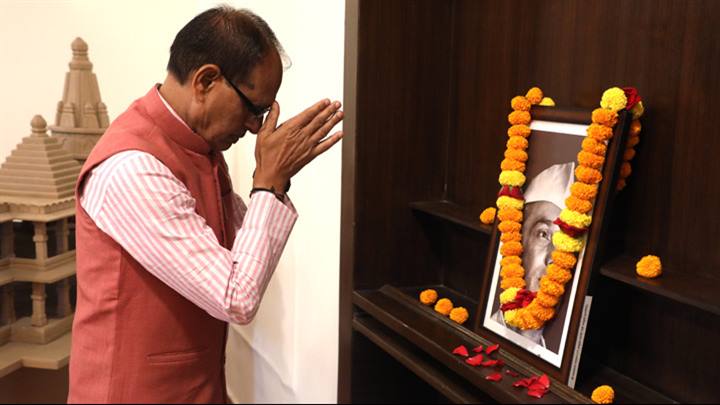 मुख्यमंत्री श्री चौहान ने लोकनायक जयप्रकाश नारायण की पुण्यतिथि पर किया नमन